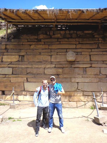 Sozusagen das Abschlussfoto von Thieu und mir - rechts oben einer der ziemlich gut erhaltenen Steinköpfe