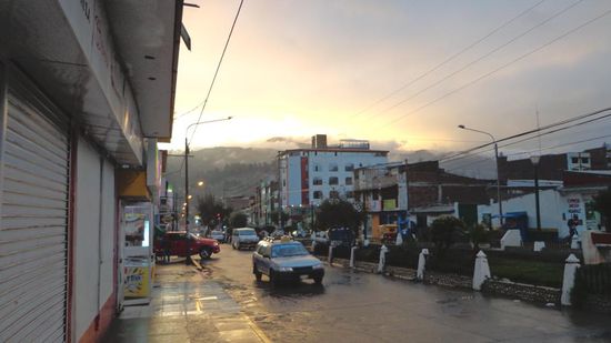 Am Abend zurück in Huaraz - krasses Lichtspiel - danach hats in Strömen geregnet