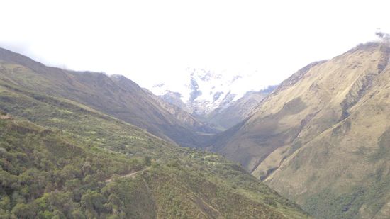 Das Wetter war ziemlich bewölkt, blieb aber trocken. Im Hintergrund ist der Salkantay schwach zu erkennen.
