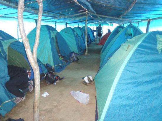 Innerhalb des Camps - Pippo, Jeremie und ich hatten uns ein Zelt geteilt - alle anderen hatten ein Zelt zu zweien... etwas mehr Platz dafür hattens wir wärmer 