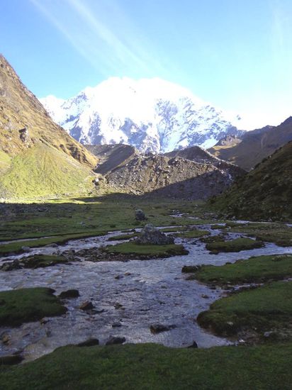 Nach dem ersten Stück... der Salkantay (6'264m) erstrahlt in der Morgensonne - später erzählt uns Daniel, dass der Berg der Legende der Inka nach ein Gott für Fruchtbarkeit und Wetter war
