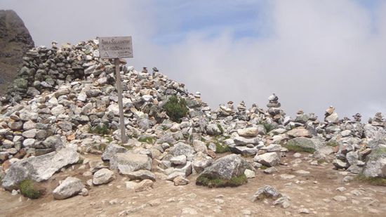 Diese Türmchen aus Steinen wurden zu Ehre des Salkantay errichtet - eine alte Quechua-Tradition