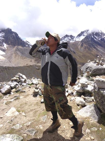 Da hat auch jeder einen Schluck vom Williams (dank an Pippo!) verdient - natürlich angefangen mit Bernie, der zuerst etwas in den Boden geleert hat um "Pacha Mama" (Mutter Erde) zu ehren - eine kleine Verschwendung, wenn ihr mich fragt 