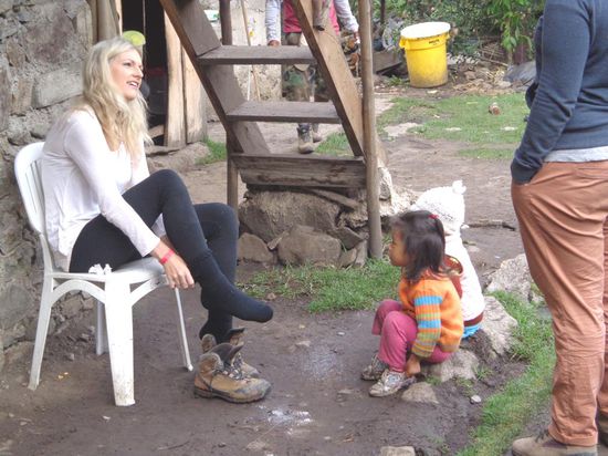 Die kleinen beim zweiten Camp waren hin und weg von der blonden Irin Emma 