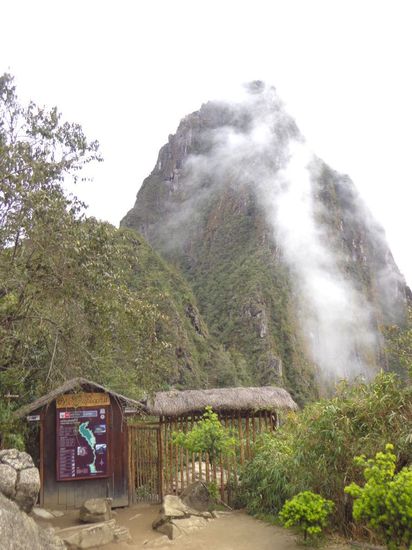 Auch der Wayna Picchu hüllt sich noch in Nebel...