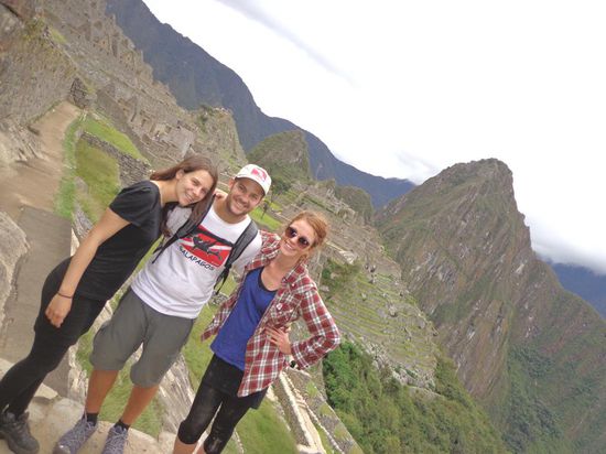 Geschafft! Stephanie, Jess und ich - der Wayna Picchu im Hintergrund
