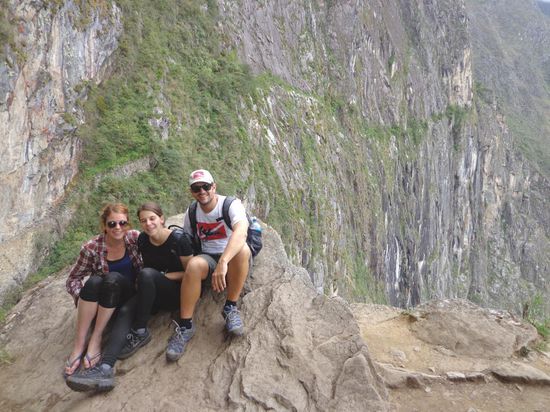 Jess, Stephanie und ich - im Hintergrund der alte Inkaweg, der nicht mehr begehbar ist (haben wir am Vortag von weiter unten gesehen)