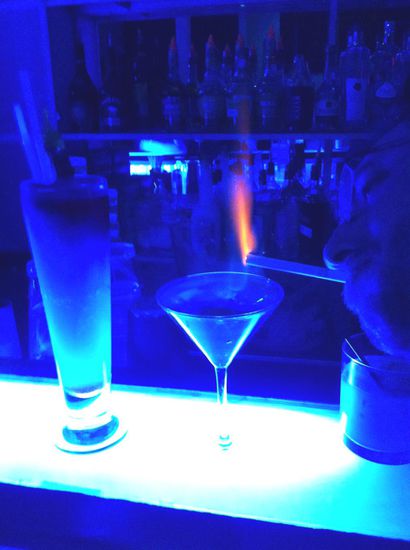 Am Abend beim Feiern - Jeremie zündet sich eine Zigarette an seinem Drink "a la Mierda" an 