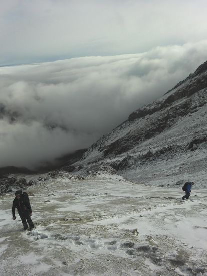 Vorne Jess, hinten ich, wie ich mich abmühe 