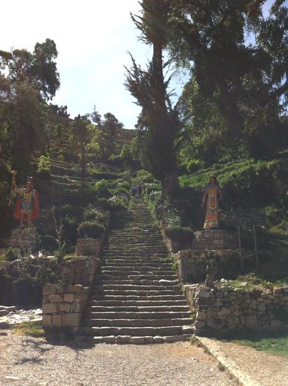 Inkatreppe, die zum Dorf führt