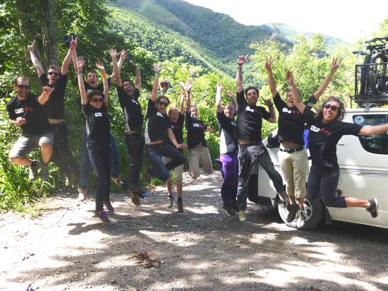 Nachdem wir das Survivor-T-Shirt bekommen hatten... das obligate Gruppen-Jumpfoto... Kuul Leute! Gratuliere 