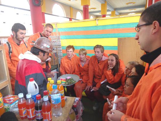 Unser Guide führt uns die wichtigsten Utensilien eines Minenarbeiters vor...