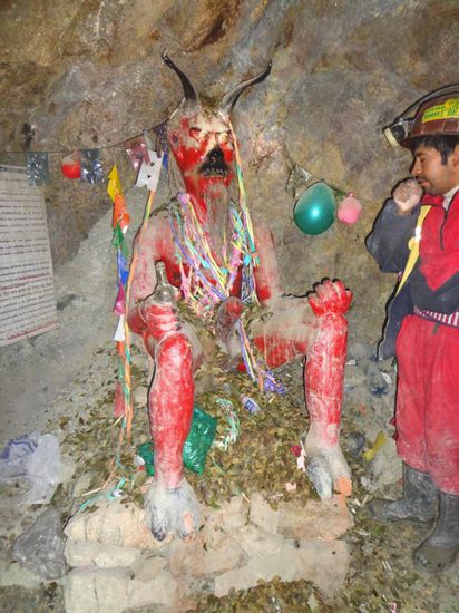 Der Bergteufel oder so ähnlich... dem opfern die Minenarbeiter Cocablätter, Alkohol und Zigaretten für mehr Glück