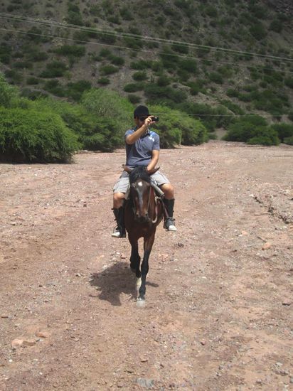 Gefährlich - unsicher zu Pferd und noch Fotos schiessen 