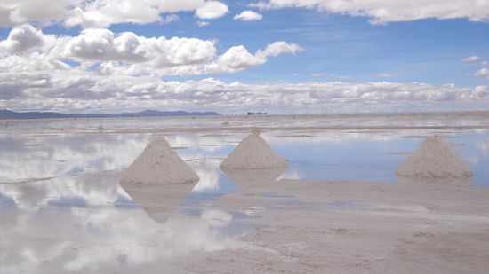 Salzprduktion - die kleinen Salzhügel sind dazu da das Salz zu trocknen
