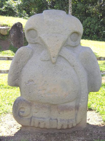 Eine der lustigeren: Ein Vogel, der eine Schlange im Schnabel hat