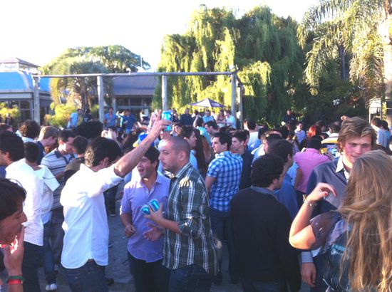 Dies Foto ist etwa um 6 Uhr morgens aufgenommen worden - Party noch voll im Gange!!! Die spinnen die Argentinier 