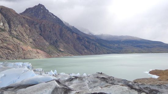 Seht ihr, wie winzig klein die Leute da vorne aufm Gletscher sind?