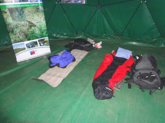 Und so hats drinnen ausgesehen - gemütlich, was?  Immerhin trocken...