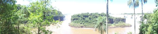 Panoramablick - links der Teufelsschlund (Brasilien) - rechts die argentinische Seite. Es gibt aber rundherum noch unzählige weitere Wasserfälle