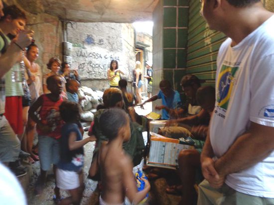 Ein paar Kinder und Jugendliche haben uns eine Musik- und Tanzaufführung geboten