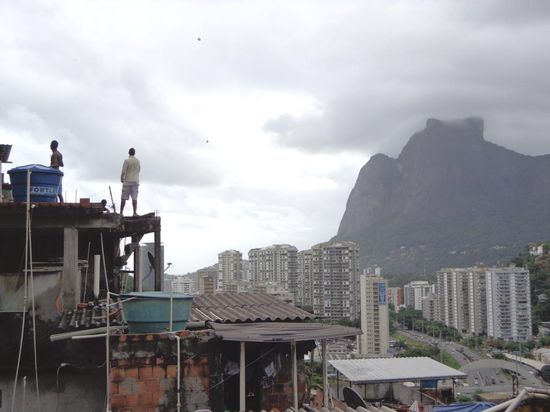 Die Jungs da sind am Drachen fliegen lassen... ein sehr gängiges Hobby in den Favelas.