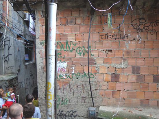 Da sieht man noch einige Einschusslöcher von einer Schiesserei.