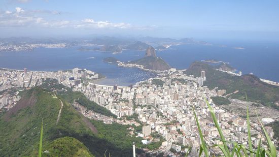 Ausblick auf den Zuckerhut - rechts davon befindet sich der Stadtteil (sowie der Strand) Copacabana