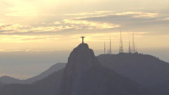 Die Christusstatue vom Zuckerhut rangezoomt