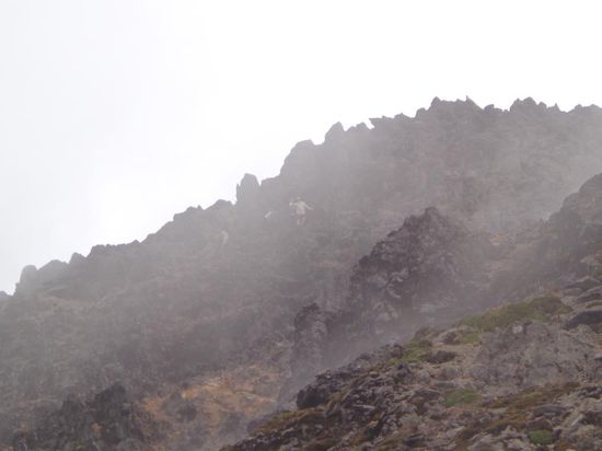 Aha - einige zurückkehrende Bergsteiger weisen mir den Weg 