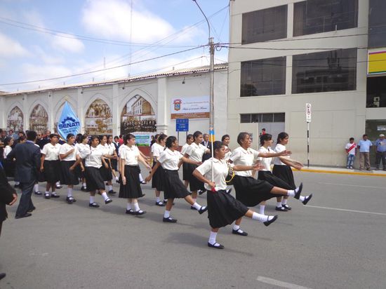 Eine Parade in Chiclayo - auch die Mädchen mussten ran 