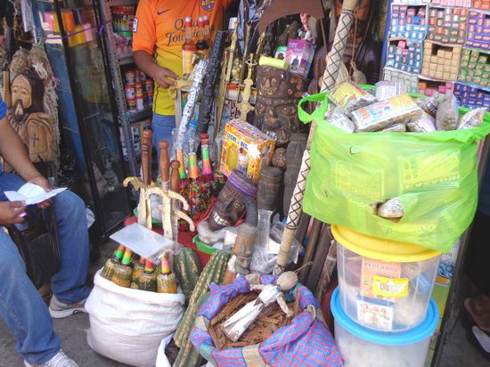 Im Hexenmarkt von Chiclayo - unten im Bild - Vodoopuppe 