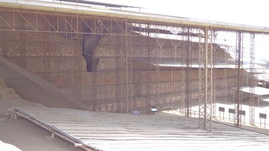 Der Eingang - das grosse Loch an der Aussenseite stammt von Grabplünderern