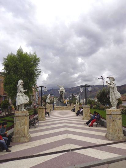Auf dem Weg ins Stadtzentrum - Engelsstatue mit aufziehenden Gewitterwolken im Hintergrund, geregnet hats dann aber nicht - das Wetter in Huaraz in dieser Jahreszeit ist sehr unbeständig
