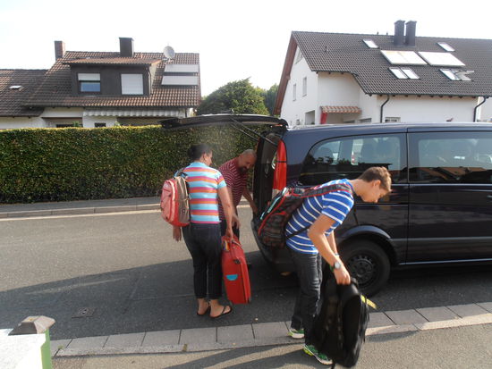 30.06.2012  Tag 1 unserer Reise nach USA und Kanada
Nachdem wir alle um 7:00h aufgestanden sind, hat uns unser Nachbar und Taxifahrer Karl-Heinz nach Nürnberg zum Flughafen befördert.