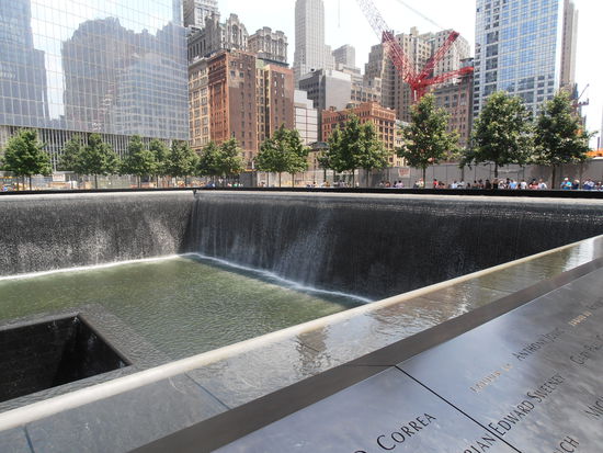 am Rande des Beckens sind die Namen der Toten eingemeisselt