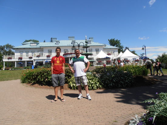 noch zuversichtlich und guten Mutes vor den Wasserfällen