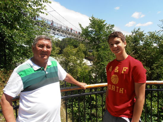 im Hintergrund die Brücke über die Wasserfälle