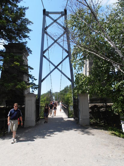 ....geschafft....zumindes die Brücke, der Abstieg über die Stufen steht noch bevor