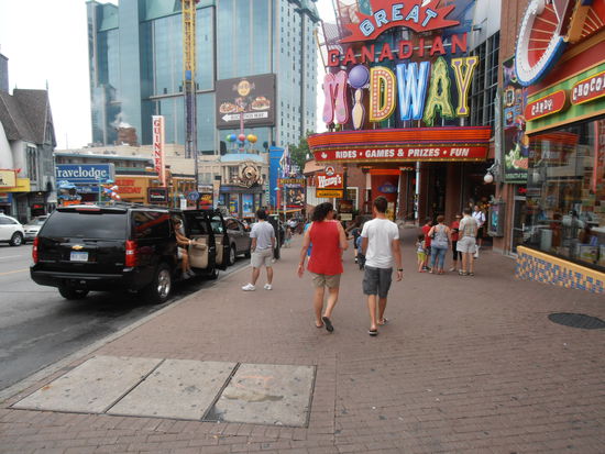 Mutter und Sohn auf dem Weg zur "Maid of the Mist"