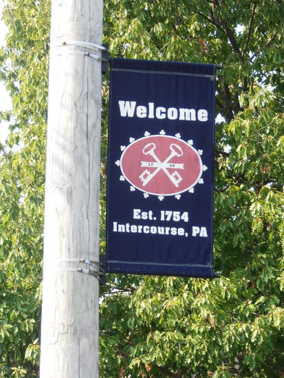 Es soll Amerikaner geben, die allein wegen des Ortsschildes dorthin fahren