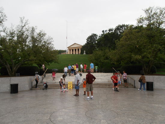 der Eingang zum Kennedy-Grab