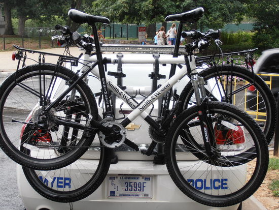 Die Amis  schrecken wirklich vor nix zurück. Selbst die Fahrräder sind von Smith &amp; Wesseon, wahrscheinlich wie bei James Bond!!!