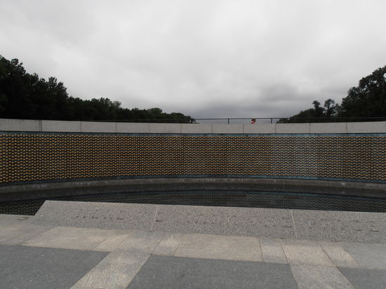 Diese Wand war gespickt mit Sternen, wobei jeweils 1 Stern 100 Tote Amerikaner im 2. WK representieren soll.