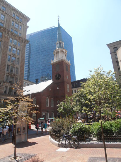 Eine kleine katholische Kirche inmitten der Skyscraper