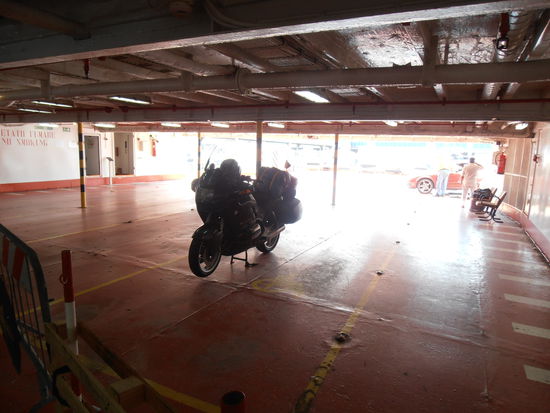 Eine einsame RT wartet auf die Überfahrt nach Messina