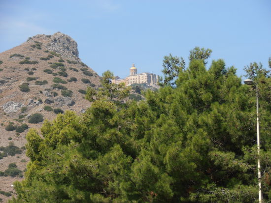 Eine Kirche hoch in den Bergen zur Huldigung der Jungfrau Maria, fand man hier aller Wegen (ist fränkisch)