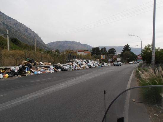 Da kommt schon der nächste, der Müll ablädt. Rein menschlich verständlich, lieber die Ratten draußen als drinnen. Wobei sich die Frage stellt, wo sind denn die größten Ratten???
