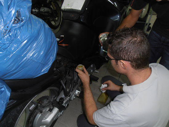 Das ist bereits die neue Bremsflüssigkeit, goldgelb und klar