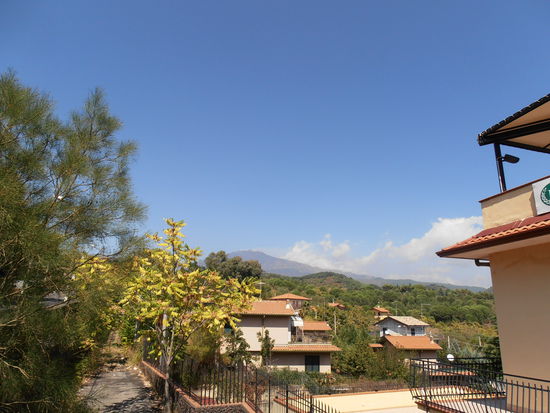 Der Ätna von ganz weit weg, man sieht nur die "Rauchzeichen"